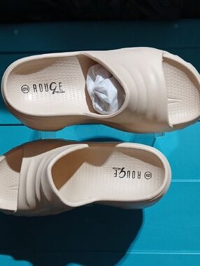 Rouge Helium Women's Beige Slide Sandals